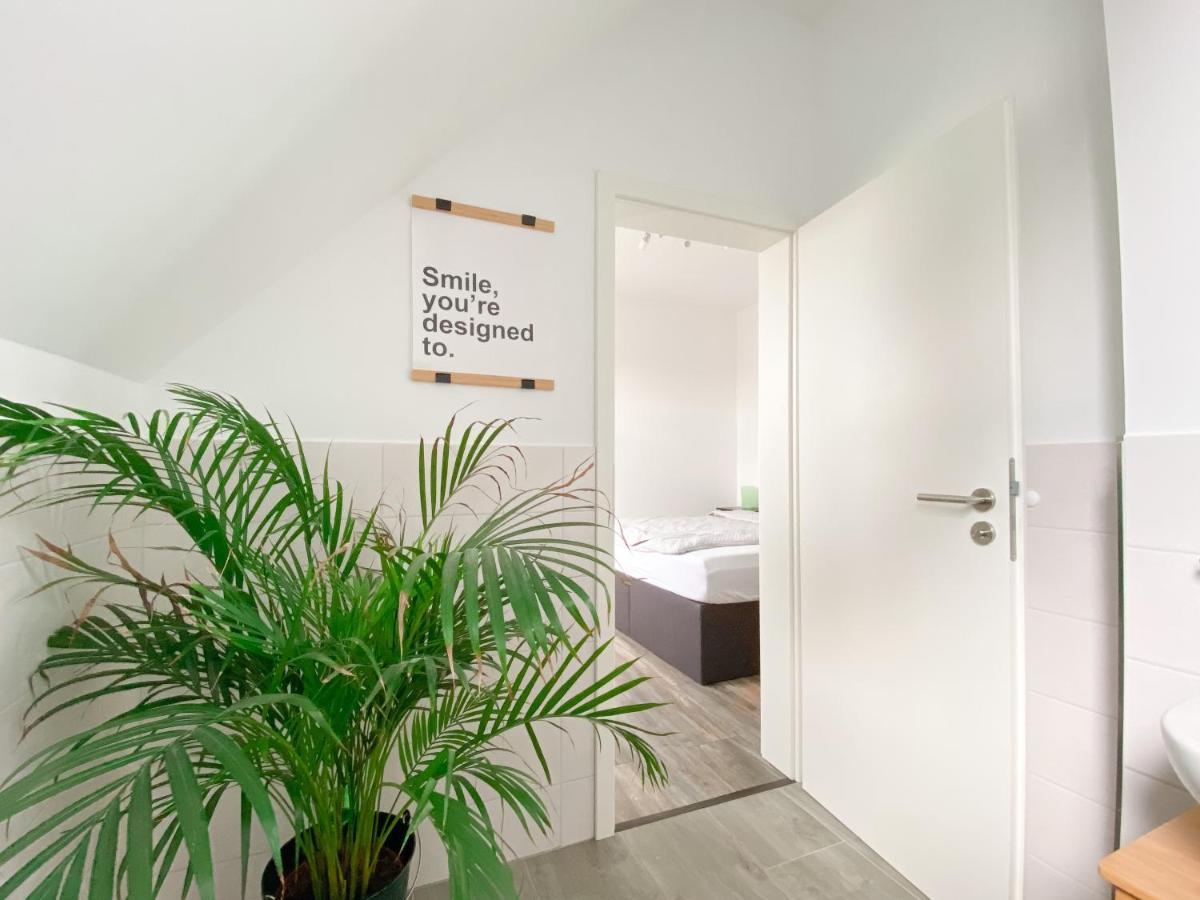 Qonroom - As Individual As You Minden  Luaran gambar
