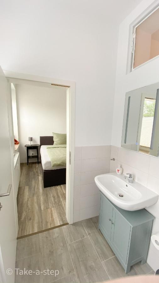 Qonroom - As Individual As You Minden  Luaran gambar