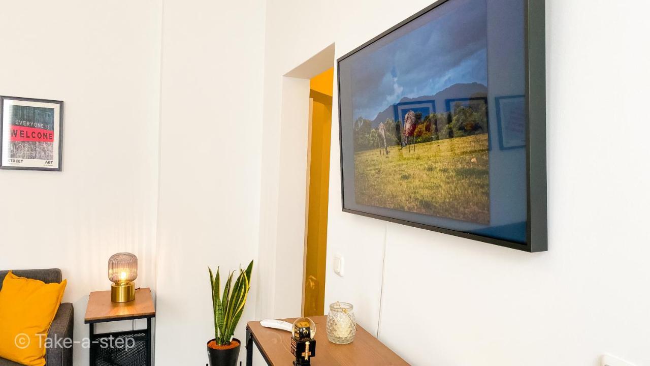 Qonroom - As Individual As You Minden  Luaran gambar