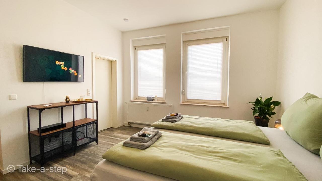 Qonroom - As Individual As You Minden  Luaran gambar
