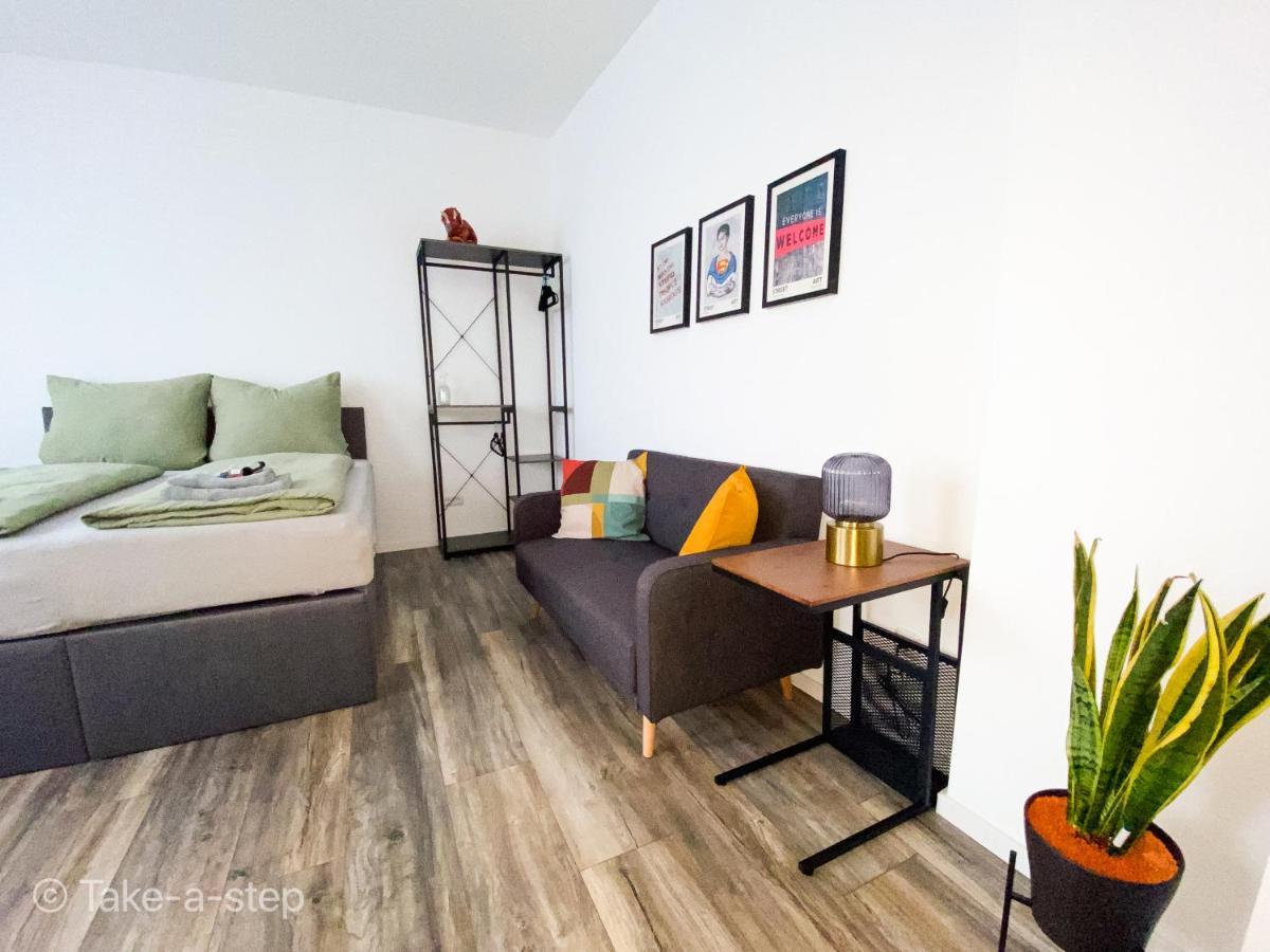 Qonroom - As Individual As You Minden  Luaran gambar