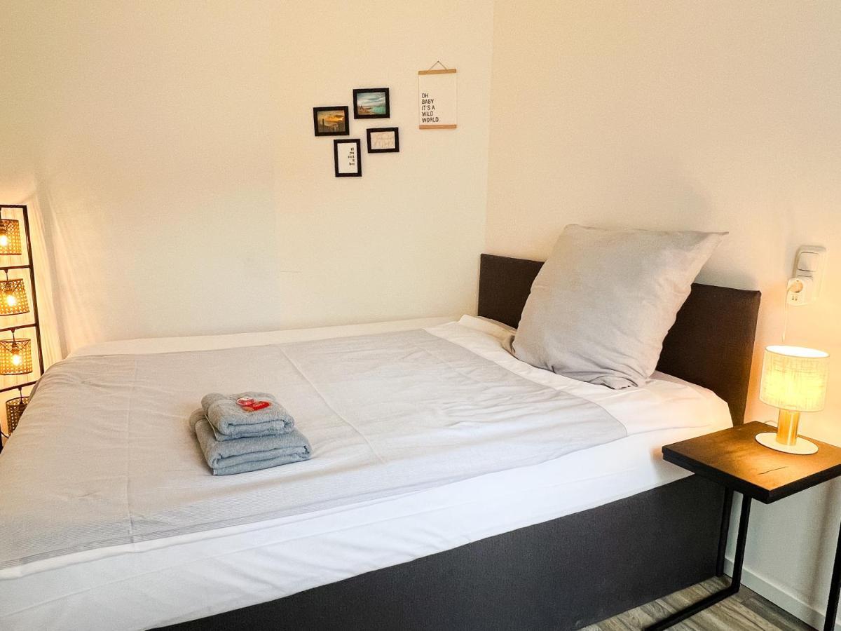 Qonroom - As Individual As You Minden  Luaran gambar