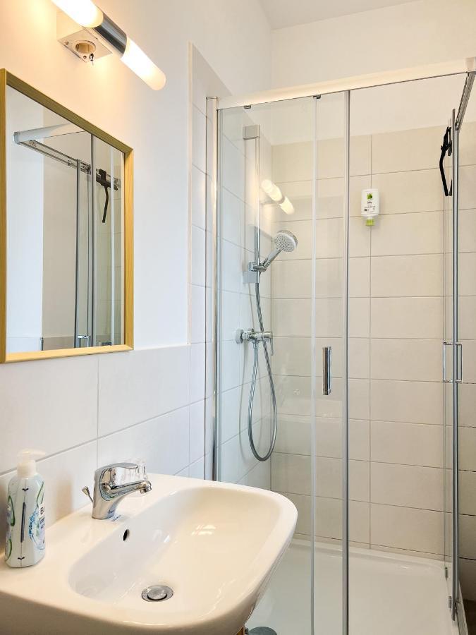 Qonroom - As Individual As You Minden  Luaran gambar